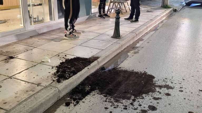 Πανικός στη Λάρισα: Σε κατάσταση αμόκ ένας νεαρός, πετούσε γλάστρες και καρέκλες [Εικόνες]