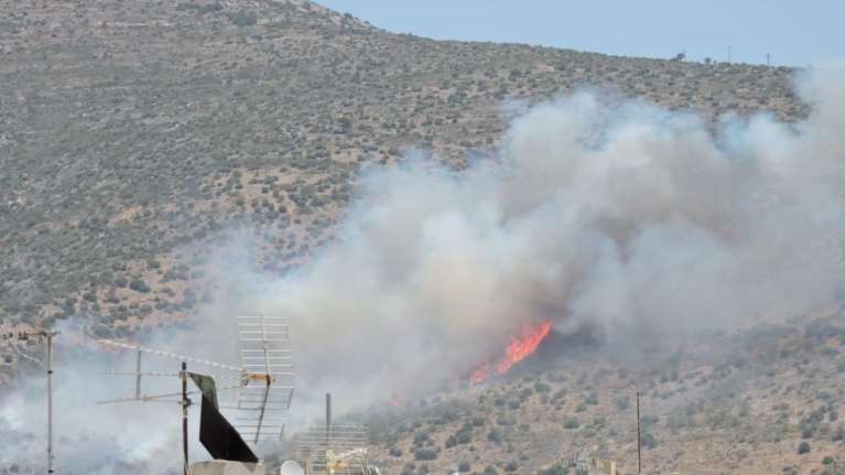 Συναγερμός στην Άνω Γλυφάδα: Μεγάλη φωτιά στην περιοχή Πουρνάρι - Στη μάχη 4 καναντέρ και 2 ελικόπτερα  [βίντεο]