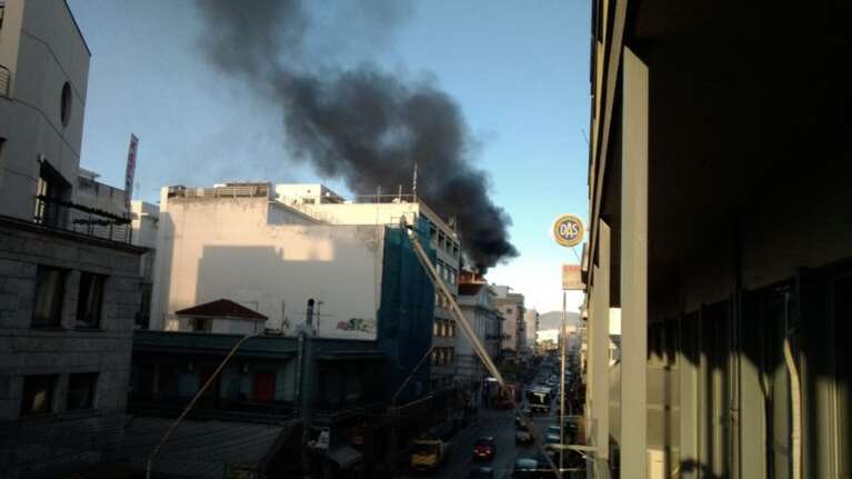 Βόλος: Μεγάλη φωτιά σε στέγη κτιρίου - Εκκενώθηκε ξενοδοχείο  [εικόνες]