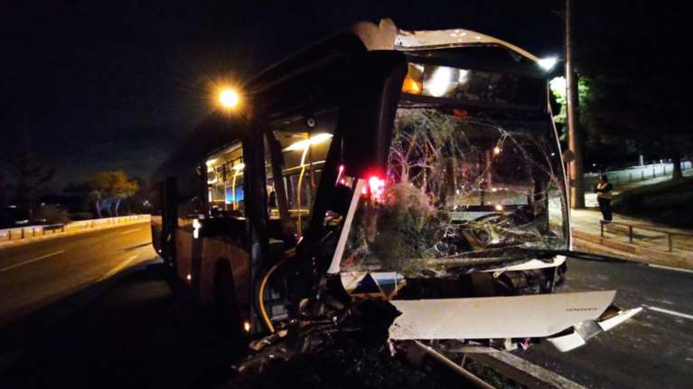 Σοβαρό τροχαίο με λεωφορείο στη Βουλιαγμένη - Ενας τραυματίας [εικόνες]