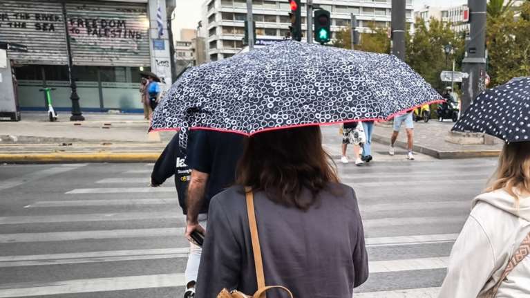 Άστατος ο καιρός σήμερα: Σε ποιες περιοχές θα βρέχει και πού ανεβαίνει ο υδράργυρος - Νέα επιδείνωση την Κυριακή