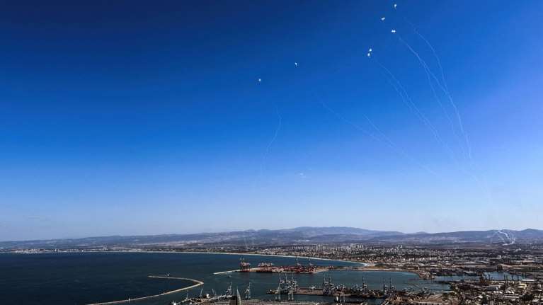 Η Χεζμπολάχ βομβάρδισε στρατιωτική βάση σε προάστιο του Τελ Αβίβ και ναυτική βάση κοντά στη Χάιφα