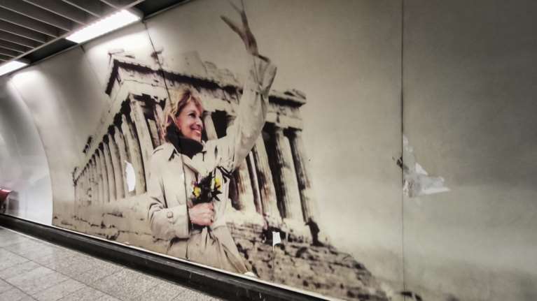Μετρό Ακρόπολη: Βανδάλισαν τη φωτογραφία της Μελίνας Μερκούρη [εικόνες]