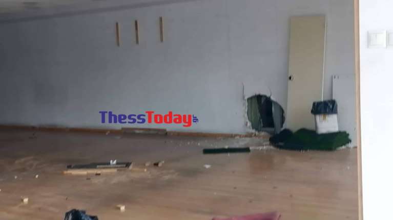 Θεσσαλονίκη: Ριφιφί σε κατάστημα τυχερών παιχνιδιών - Άνοιξαν τρύπα στον τοίχο και άρπαξαν 7.500 ευρώ και.. λαχεία