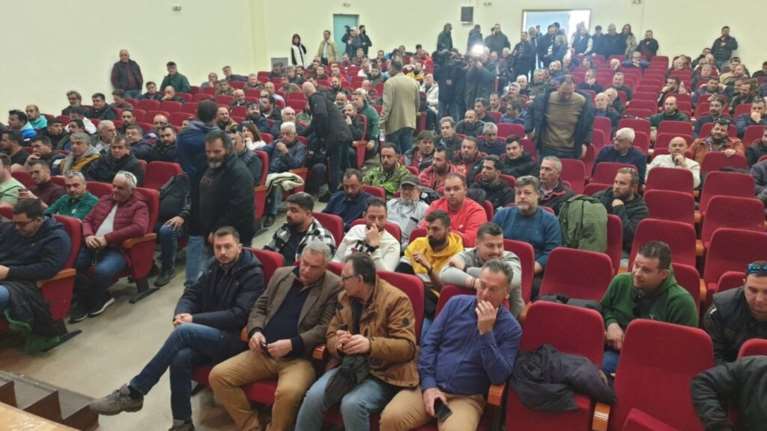 Σε εξέλιξη η πανελλαδική σύσκεψη των αγροτών στη Νίκαια της Λάρισας - Αποφασίζουν για μπλόκα και κάθοδο στην Αθήνα