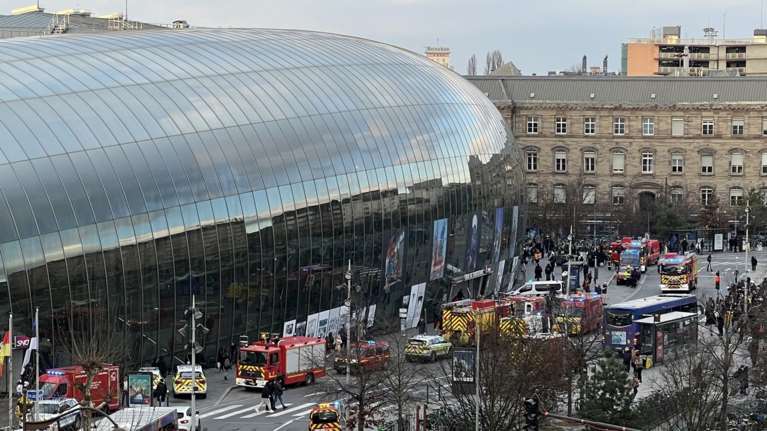 Σύγκρουση τραμ στο Στρασβούργο: Έγινε λάθος στη θέση των &quot;κλειδιών&quot; και ο συρμός άλλαξε ράγες - Τουλάχιστον 50 τραυματίες