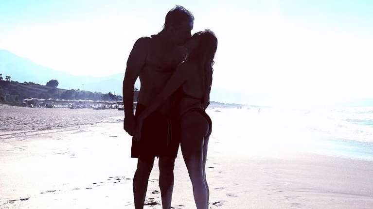 Βασίλης Μπισμπίκης: Το νέο του τατουάζ και η σύνδεση με τη Δέσποινα Βανδή - Το γιόρτασε με... μαντινάδα [Εικόνες]