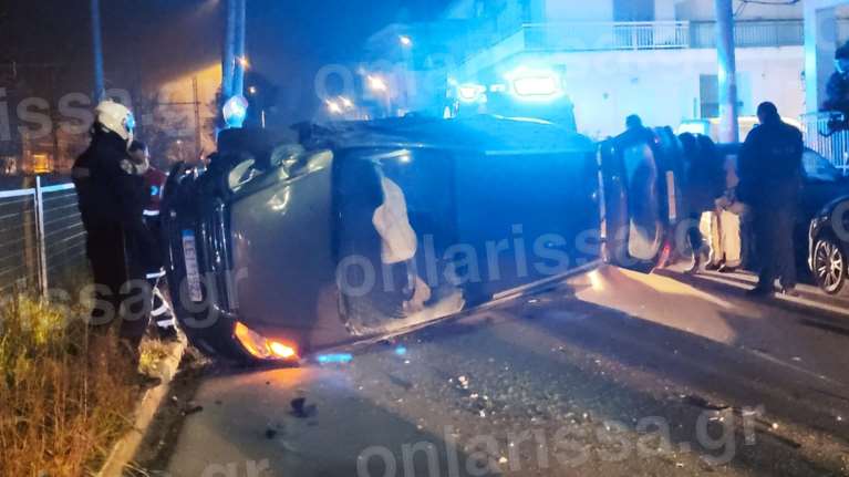 Λάρισα: Ξέφρενη πορεία αυτοκινήτου - Έπεσε πάνω σε δύο οχήματα πριν αναποδογυρίσει [εικόνες]