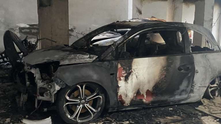 Θεσσαλονίκη: Στις φλόγες δύο αυτοκίνητα και μία μηχανή σε πυλωτή πολυκατοικίας στην Τούμπα [εικόνες - βίντεο]