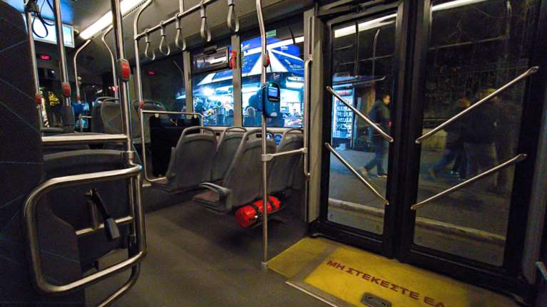 Ο ΟΑΣΑ απομάκρυνε τον οδηγό μετά την καταγγελία ότι έδωσε σε ανήλικο να οδηγήσει το λεωφορείο