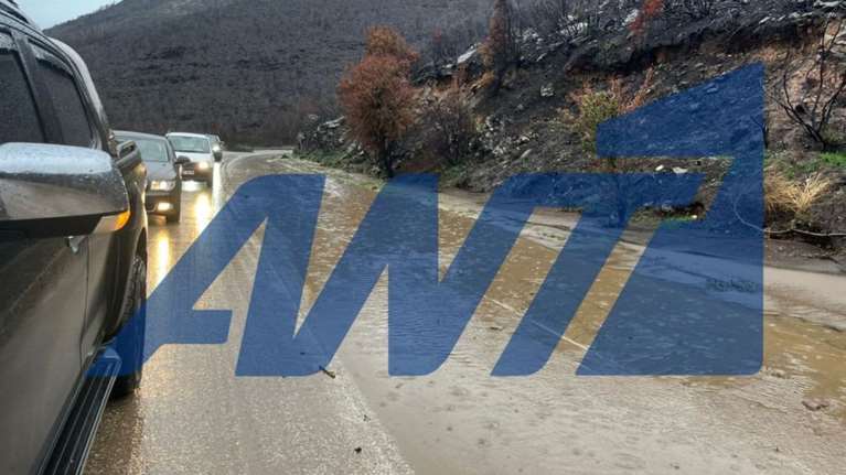 Διακοπή κυκλοφορίας στη λεωφόρο Διονύσου λόγω μεταφοράς φερτών υλικών - Εγκλωβίστηκαν οδηγοί [βίντεο]