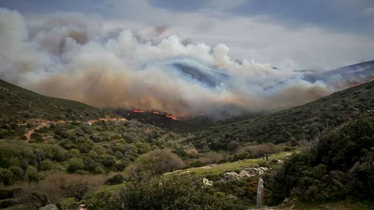 Σε ύφεση η φωτιά στην Άνδρο - Επιχειρούν ισχυρές δυνάμεις της Πυροσβεστικής και της 1ης ΕΜΑΚ