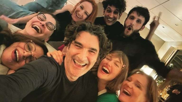 Στο σπίτι του Παπακαλιάτη: Ολοι οι πρωταγωνιστές είδαν μαζί το φινάλε του "Maestro" [βίντεο]