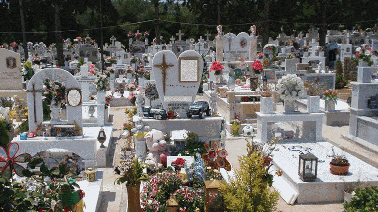 Μακάβριο μπέρδεμα στη Σάμο: Έστειλαν για αποτέφρωση λάθος γυναίκα - Άνοιξαν το φέρετρο στην κηδεία και είδαν άλλη σορό [βίντεο]