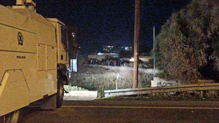 Μέγαρα: Τέσσερις τραυματίες αστυνομικοί - Βγήκαν με τις καραμπίνες οι Ρομά