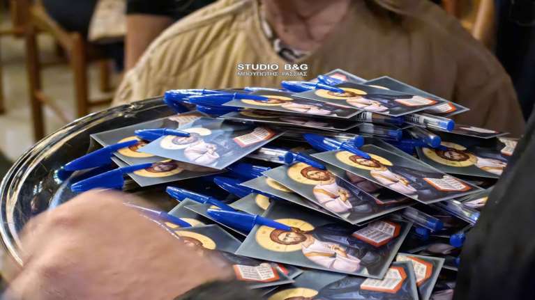 Ναύπλιο: Ευλογημένα... στυλό από τον Μητροπολίτη για τους μαθητές των Πανελλαδικών [βίντεο]