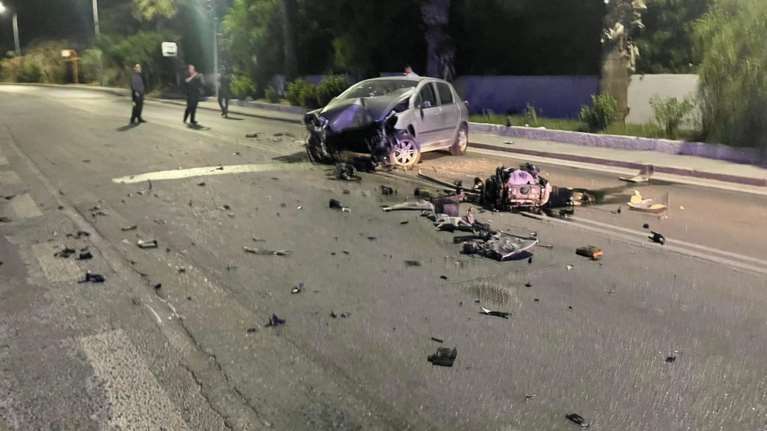 Τροχαίο σοκ στη Ρόδο: Πετάχτηκε έξω η μηχανή του αυτοκινήτου - Ένας τραυματίας [εικόνες]