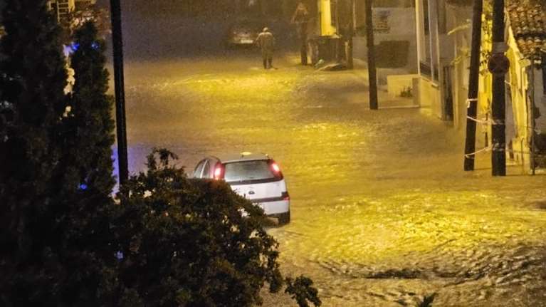 Καιρός: Βροχές και καταιγίδες μέχρι το βράδυ της Πέμπτης - Ποιες περιοχές θα επηρεαστούν - Συστάσεις από τη ΓΓΠΠ