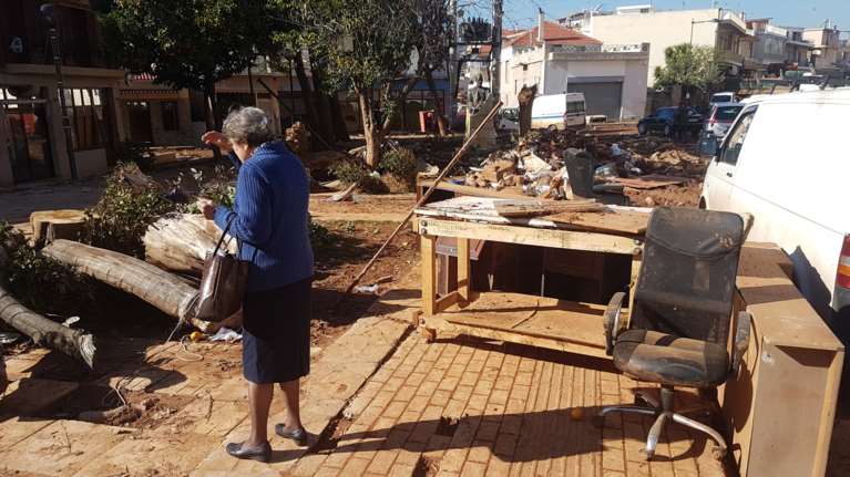 Φονικές πλημμύρες στη Μάνδρα: Ο Αρειος Πάγος στέλνει ξανά στο εδώλιο την πρώην δήμαρχο και δύο δημοτικούς υπάλληλους