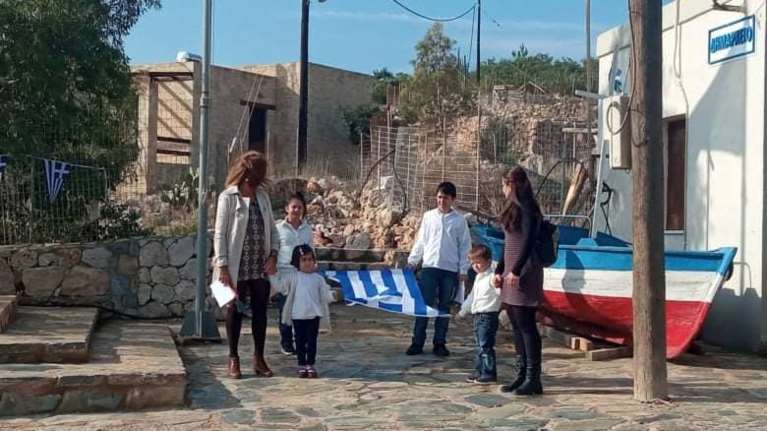 Γαύδος: Τέσσερις μικροί μαθητές τίμησαν το &quot;Όχι&quot; -  Έστειλαν μήνυμα υπερηφάνειας από το ακριτικό νησί [εικόνες]