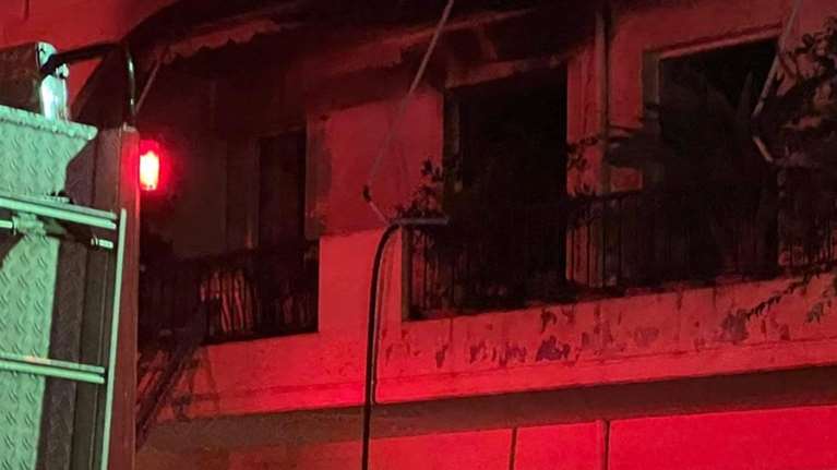 &quot;Πέφτω, πέφτω&quot;: Σοκ στο Αγρίνιο με 35χρονο που έβαλε φωτιά στο σπίτι του και αυτοκτόνησε πέφτοντας στο κενό