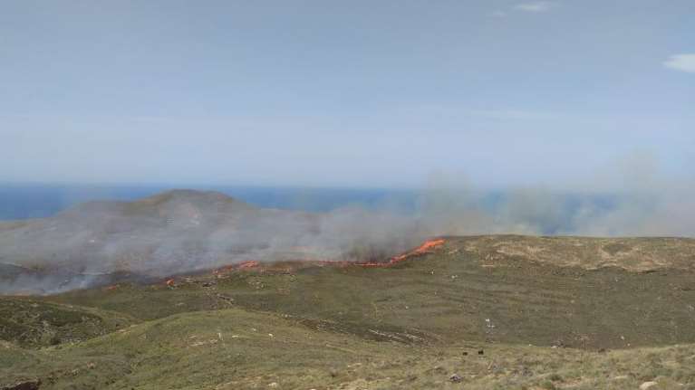 Μεγάλη φωτιά στα Ψαρά -  Μάχη για την κατάσβεσή της δίνουν κάτοικοι και οι λιγοστοί πυροσβέστες