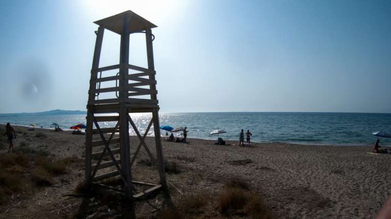 Κρήτη: Σερβιτόρος βούτηξε στη θάλασσα και έσωσε άνδρα που είχε παρασυρθεί από τα κύματα [βίντεο]