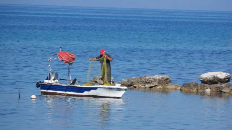 Καιρός: Βροχές και καταιγίδες σήμερα Κυριακή, πριν τη θερμή εισβολή