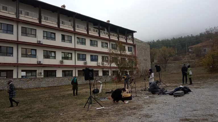 Κορονοϊός: Έπαιξαν μουσική έξω από το &quot;Παπαγεωργίου&quot; για ασθενείς και προσωπικό [Εικόνες]