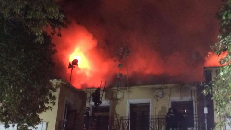 Κοζάνη: Μεγάλη φωτιά στο δημαρχείο Σερβίων - Καταστράφηκε ολοσχερώς το ιστορικό κτίριο [εικόνες]