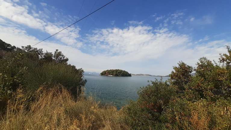 To &quot;θαλασσοδαρμένο&quot; Αγιονήσι στον κόλπο της Ηγουμενίτσας- Η πευκόφυτη νησίδα &amp; η γραφική Μονή [εικόνες]