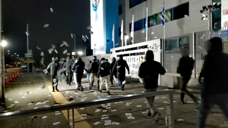 Ρουβίκωνας: Επίθεση με τρικάκια και συνθήματα στο κτίριο της Πολιτικής Προστασίας [Εικόνες]