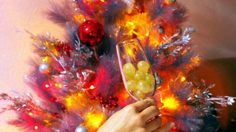 Πανζουρλισμός: Γιατί όλοι έτρωγαν σταφύλια και φορούσαν κόκκινο εσώρουχο την Πρωτοχρονιά - Τα viral βίντεο