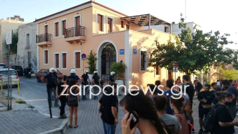 Χανιά: Αστυνομικό &quot;ντου&quot; στην κατάληψη της Ρόζα Νέρα - Εκκενώθηκε το κτίριο έπειτα από 16 χρόνια [βίντεο]