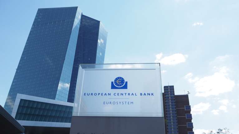 Αντίστροφη μέτρηση για μειώσεις επιτοκίων από ΕΚΤ και FED