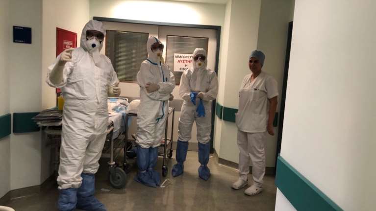 Αττικόν: Φωτογραφίες από τον πρώτο τοκετό γυναίκας θετικής στον κορονοϊό