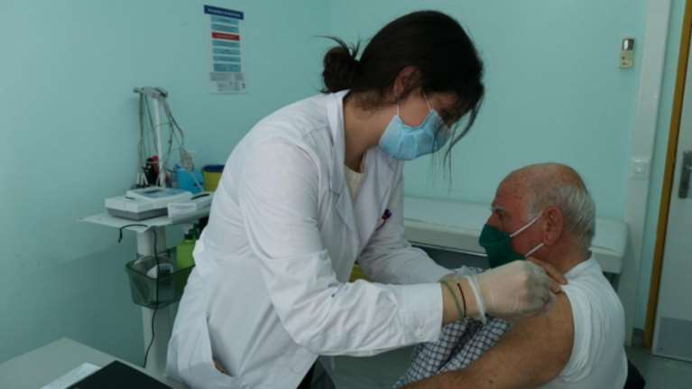 Βουλή: Τροπολογία για πρόσληψη επικουρικών γιατρών και νοσηλευτών για τους εμβολιασμούς