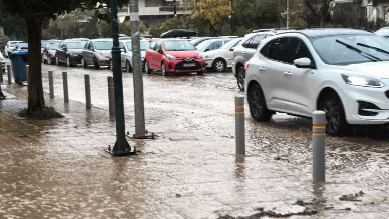 Κομφούζιο στους δρόμους της Αθήνας από την καταιγίδα - Προειδοποιήσεις για την τριήμερη κακοκαιρία [βίντεο]