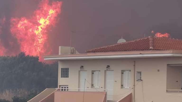 Μεγάλη φωτιά στη Λέσβο: Στις φλόγες δασική έκταση - Κάηκαν σπίτια στα Βατερά που εκκενώθηκαν