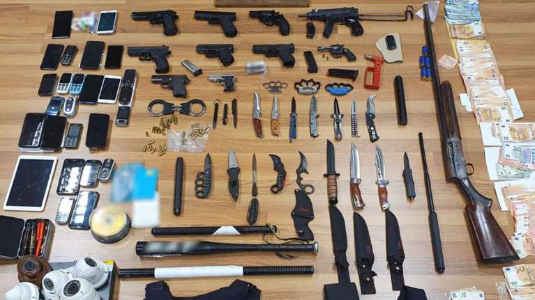 Κύκλωμα εκβιαστών: Σοκάρει το "οπλοστάσιο" της συμμορίας - Εκρήξεις, εμπρησμοί, ξυλοδαρμοί, κυνομαχίες...