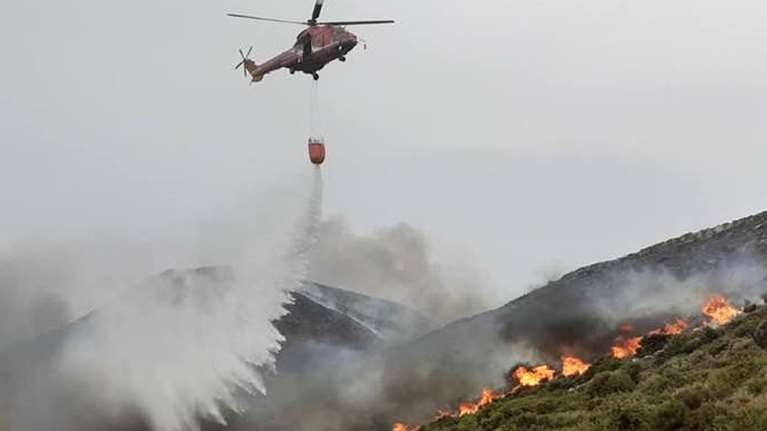 Ανεξέλεγκτο το πύρινο μέτωπο στην Άνδρο: Εκκενώθηκαν δύο χωριά - Μεταφέρονται επίγειες δυνάμεις από Αθήνα [βίντεο]