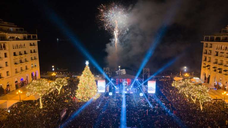 "Μύρισε" Χριστούγεννα στη Θεσσαλονίκη: Με Ρέμο η φωταγώγηση του χριστουγεννιάτικου δέντρου [εικόνες, βίντεο]