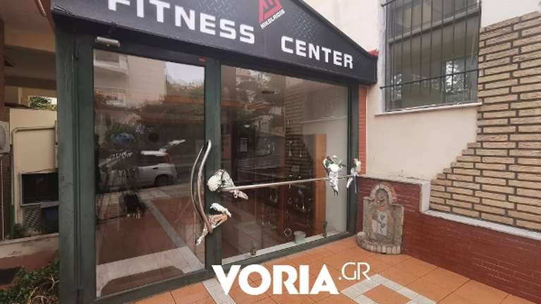 Αλέξανδρος Νικολαΐδης: Περαστικοί αποχαιρετούν τον Ολυμπιονίκη με λίγα λουλούδια [εικόνες-βίντεο]