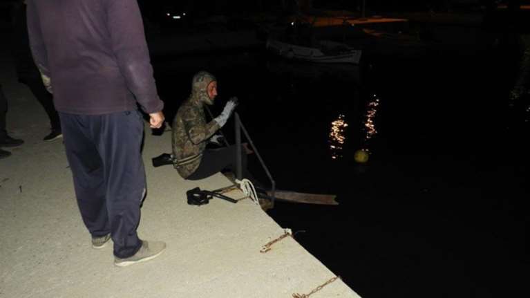 Κρήτη: Αυτοκίνητο κατέληξε στη θάλασσα - Λιμενικοί βούτηξαν για να σώσουν τον οδηγό [εικόνες]