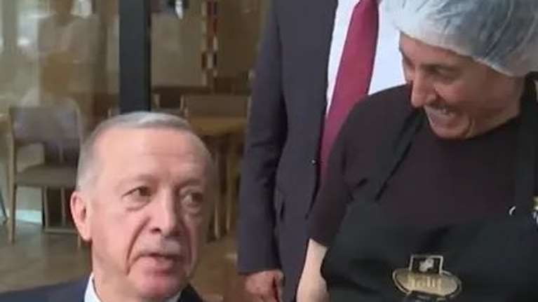 Τουρκία: Ο Ερντογάν ήπιε ελληνικό φραπέ σε ζαχαροπλαστείο στην Κωνσταντινούπολη - &quot;Συγχαρητήρια, τον έφτιαξες υπέροχο&quot;