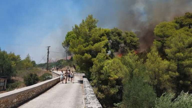Υπό μερικό έλεγχο η πυρκαγιά στις Κεραμειές Κεφαλονιάς [βίντεο - εικόνες]