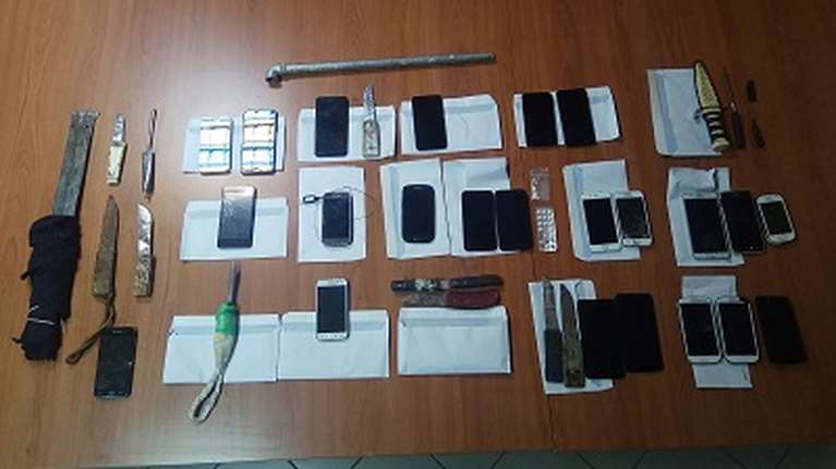 Φυλακές Δομοκού: Αυτοσχέδια σουβλιά, κινητά, ναρκωτικά χάπια και ένας... σωλήνας σε κελιά κρατουμένων [εικόνες - βίντεο]