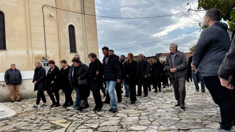 Θρήνος στην κηδεία της δολοφονημένης Δώρας στο Αγρίνιο – Ξεχειλίζει η οργή για τον δράστη [βίντεο - εικόνες]