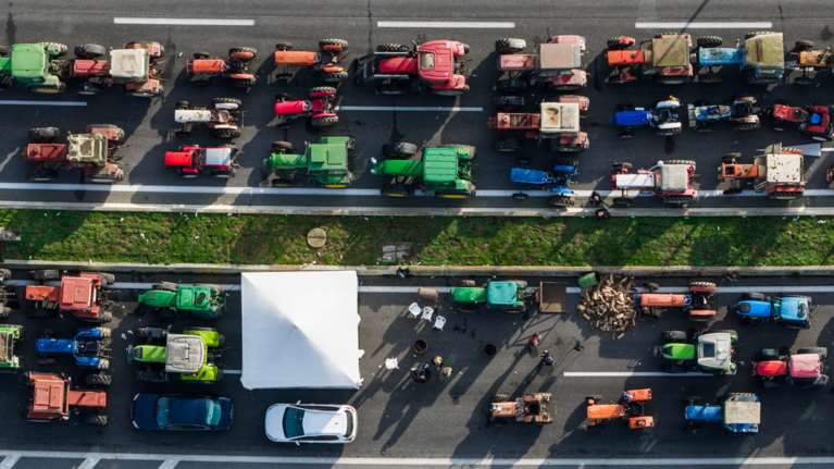 Οι αγρότες απέκλεισαν το τελωνείο Ευζώνων και τα διόδια Μαλγάρων - Προειδοποίηση Χρυσοχοΐδη