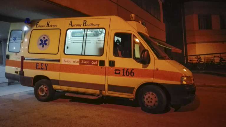 Σφοδρή σύγκρουση αυτοκινήτων έξω από τη Λάρισα - Πέντε τραυματίες, ο ένας σοβαρά